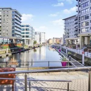 Deluxe Modern & Free Secure Parking! Apartment